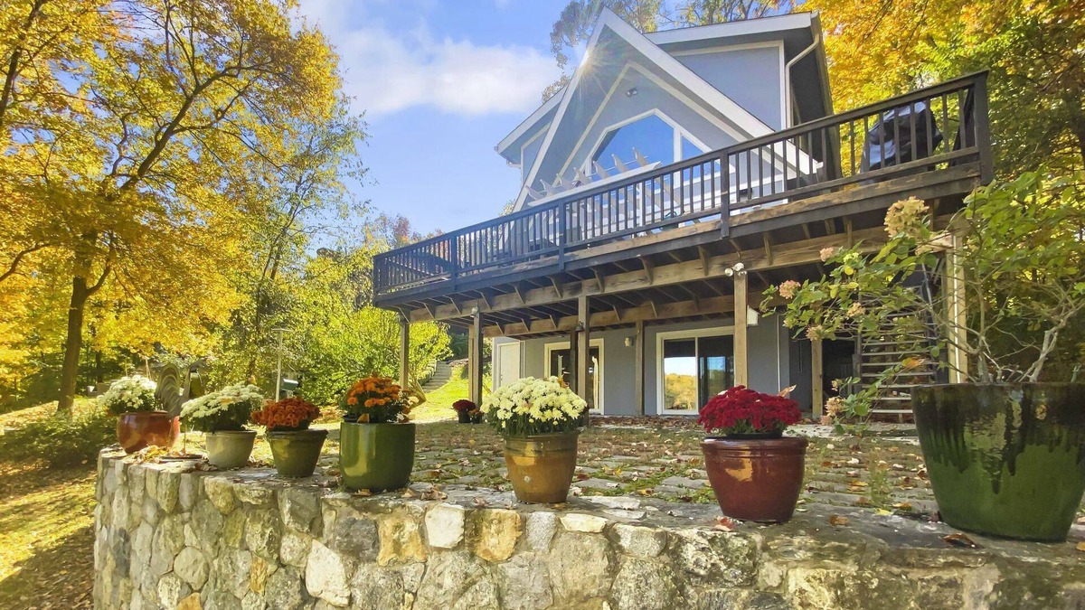 Newtown House | Cottage at Sunny Day- Lakeside, views, kayak, dock