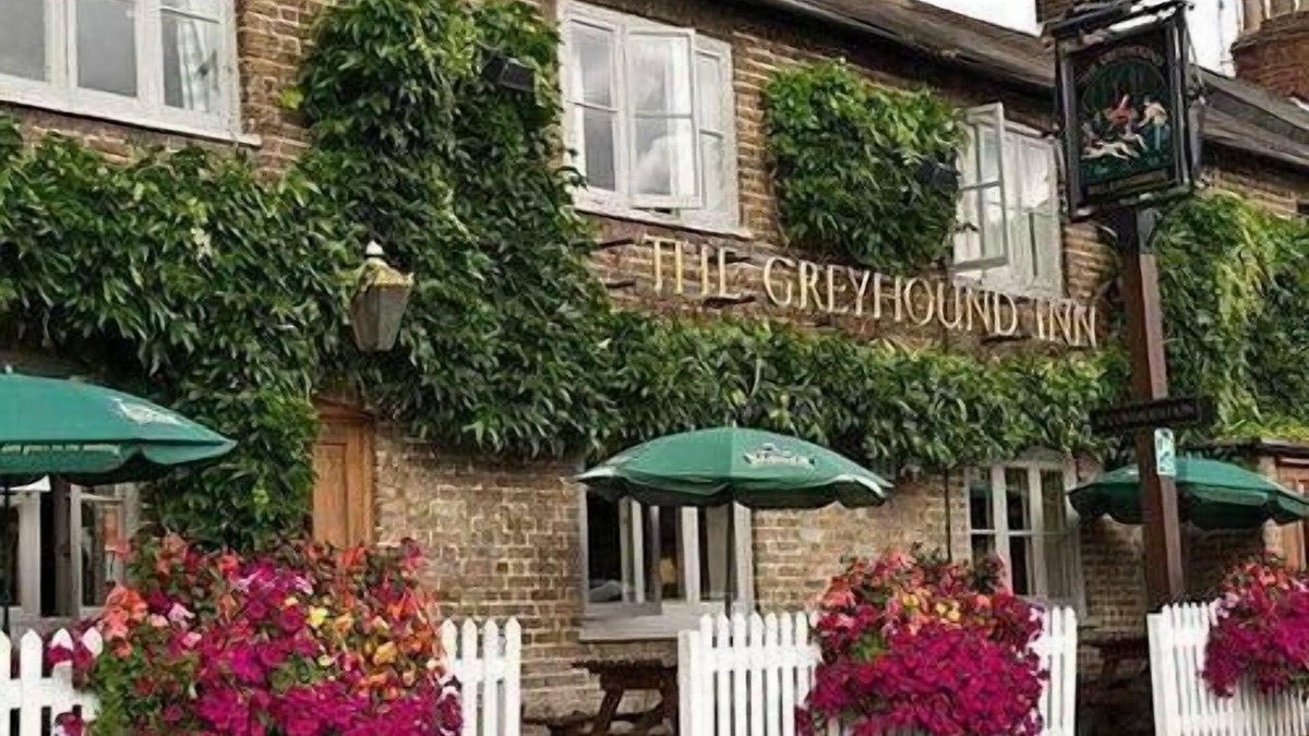 Aldbury Cottage | Cottage at The Greyhound Inn Aldbury