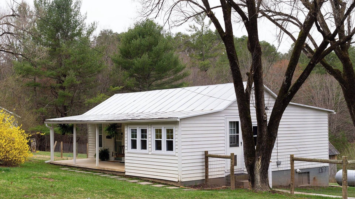 Catawba Cottage | Cottage, Axe Throwing, Fire Pit, Creek, Close to AT and TC. Fenced yard