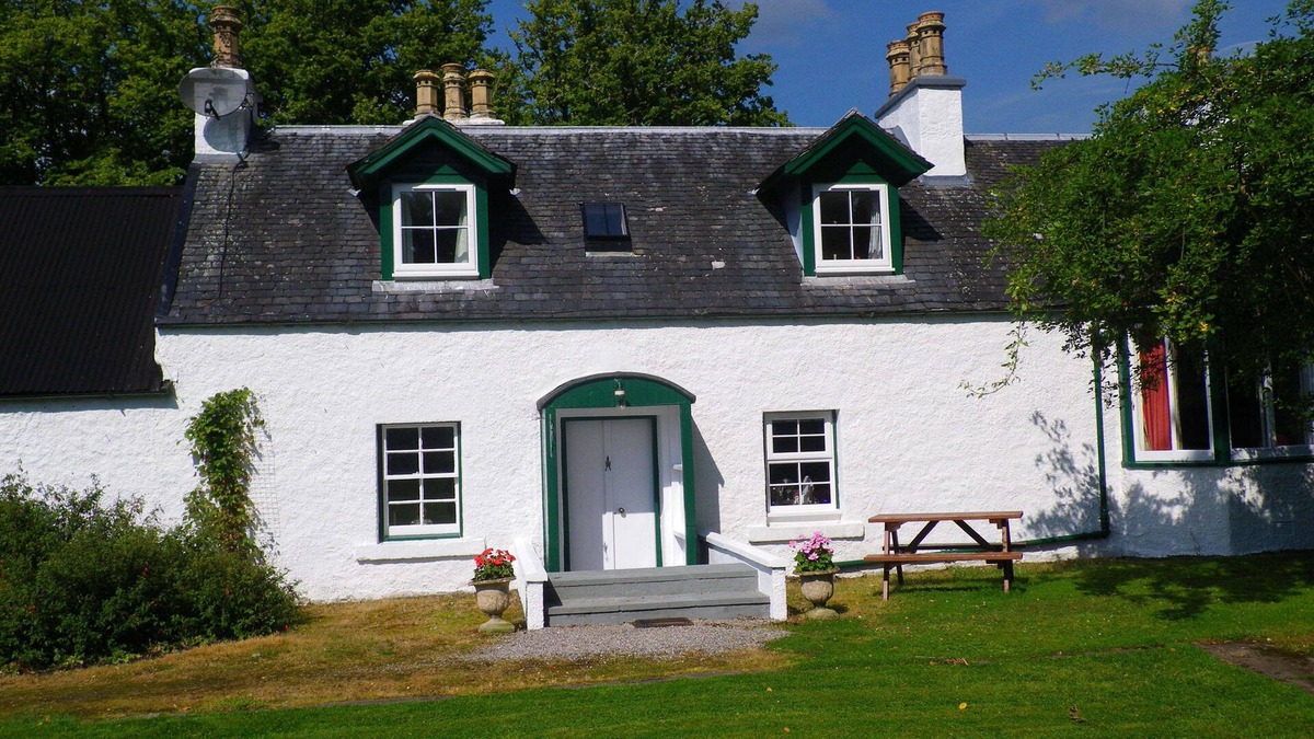 Fort Augustus Cottage | Cottage beside Loch Ness, Caledonian Canal and River Oich, Fort Augustus