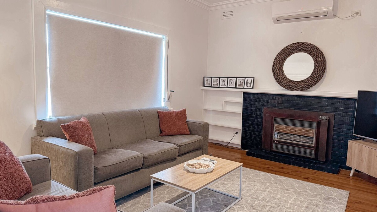 Mount Gambier House | Cottage @ Blue Lake. Quiet location and pet friendlyn