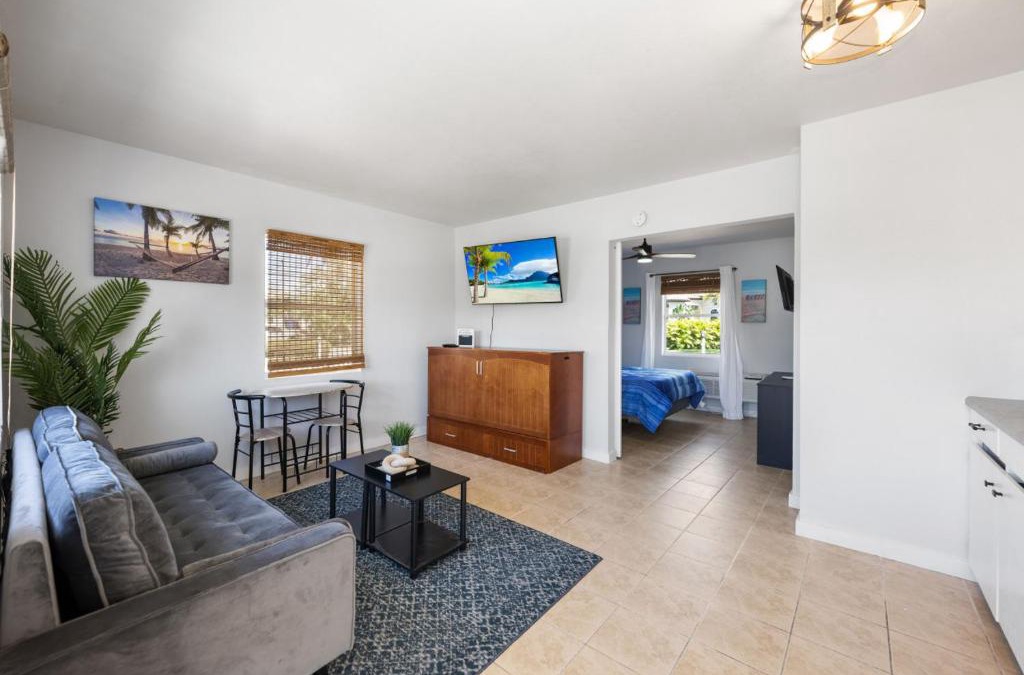 Biggar House | Cottage Bungalow Near Beach! King Bed with Pool & BBQ