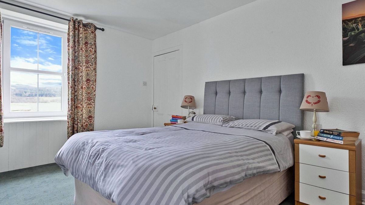 Lochgilphead Cottage | Cottage by Loch with Stunning Views