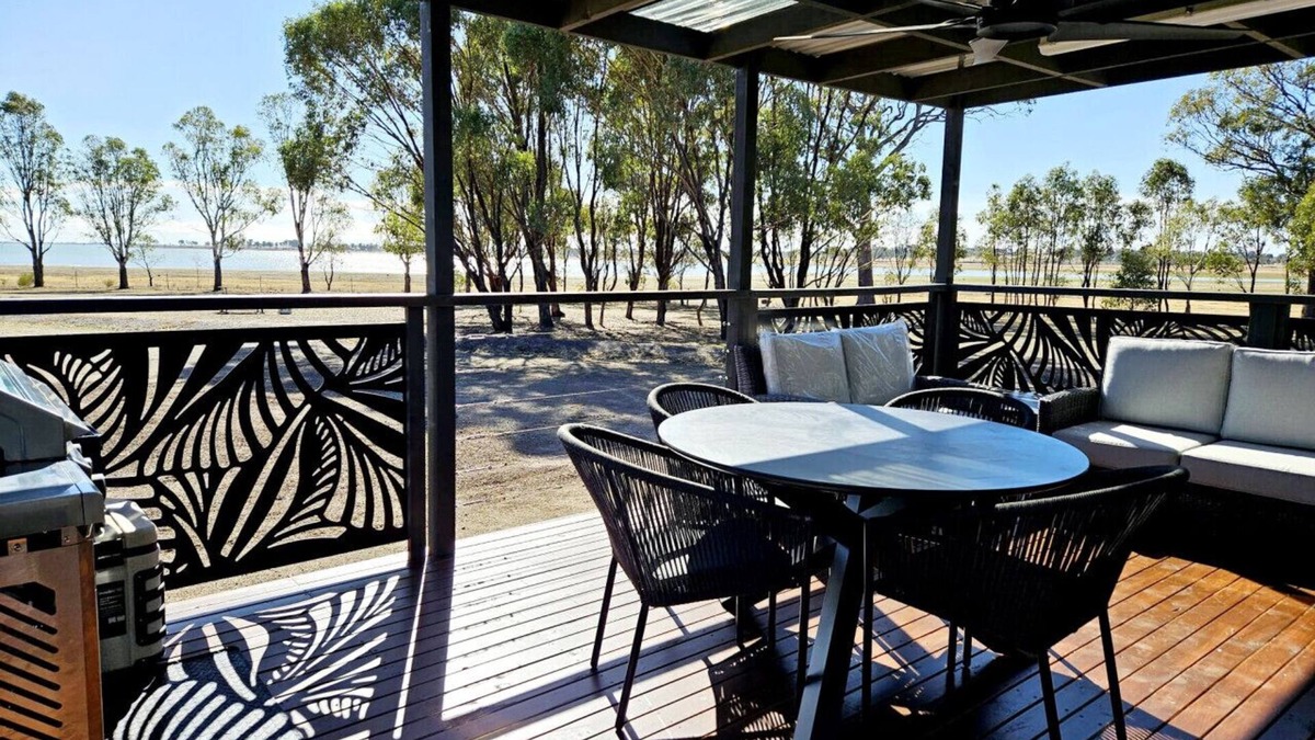 Waranga Shores Cabin | Cottage by the Lake - Pet friendly