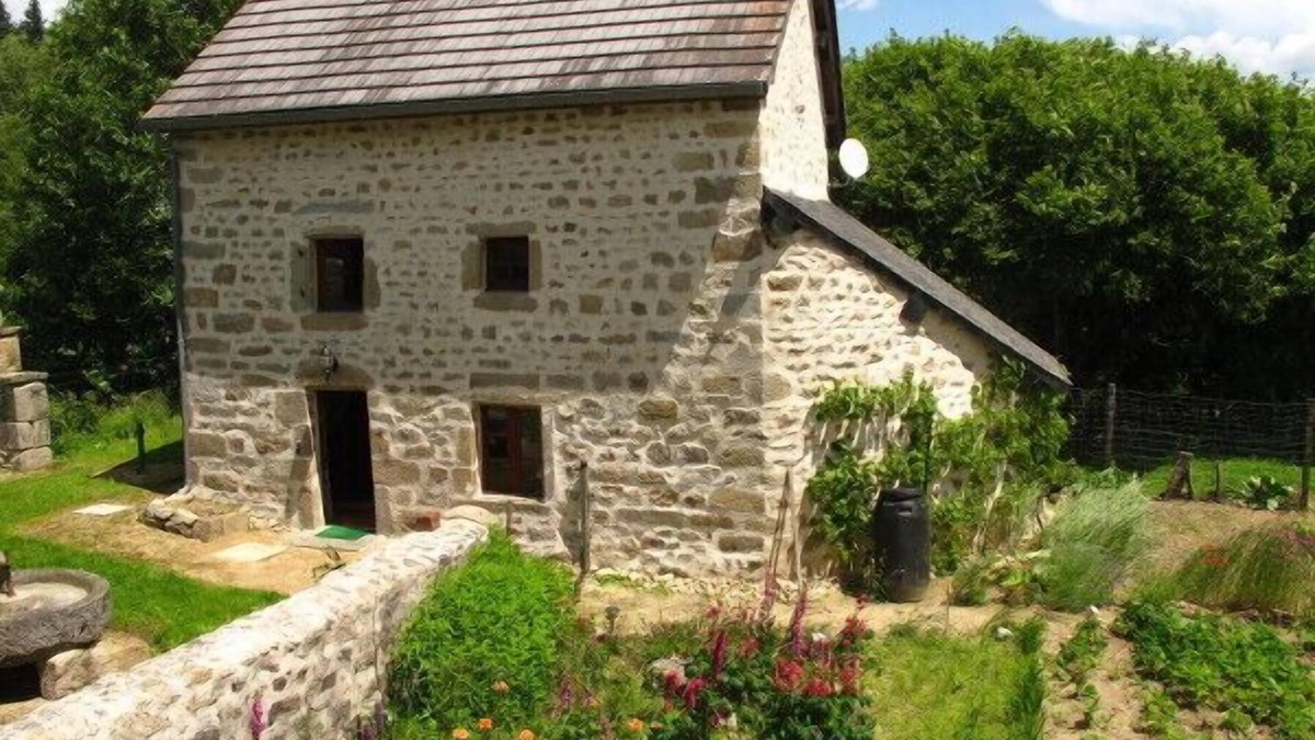 Saint-Yrieix-la-Montagne Cottage | Cottage couple + children on 43 hectare estate with a fish pond of 3 ha