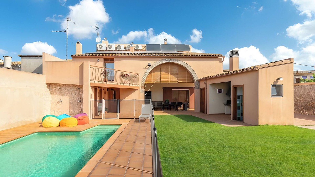Vilamacolum Cottage | Cottage 'Can Centena' with Private Pool, Wi-Fi and Air Conditioning