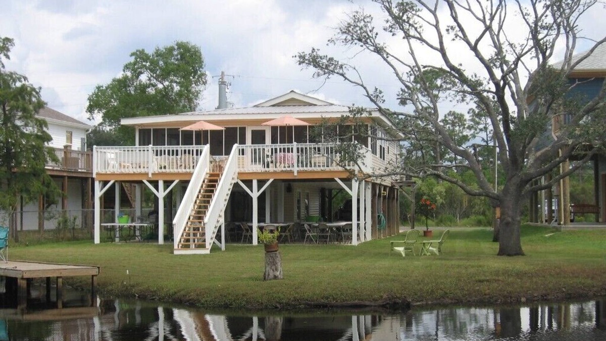 Shoreline Park Cottage | Cottage Charm - Peaceful Setting - Beautiful Bayou View & Retreat!