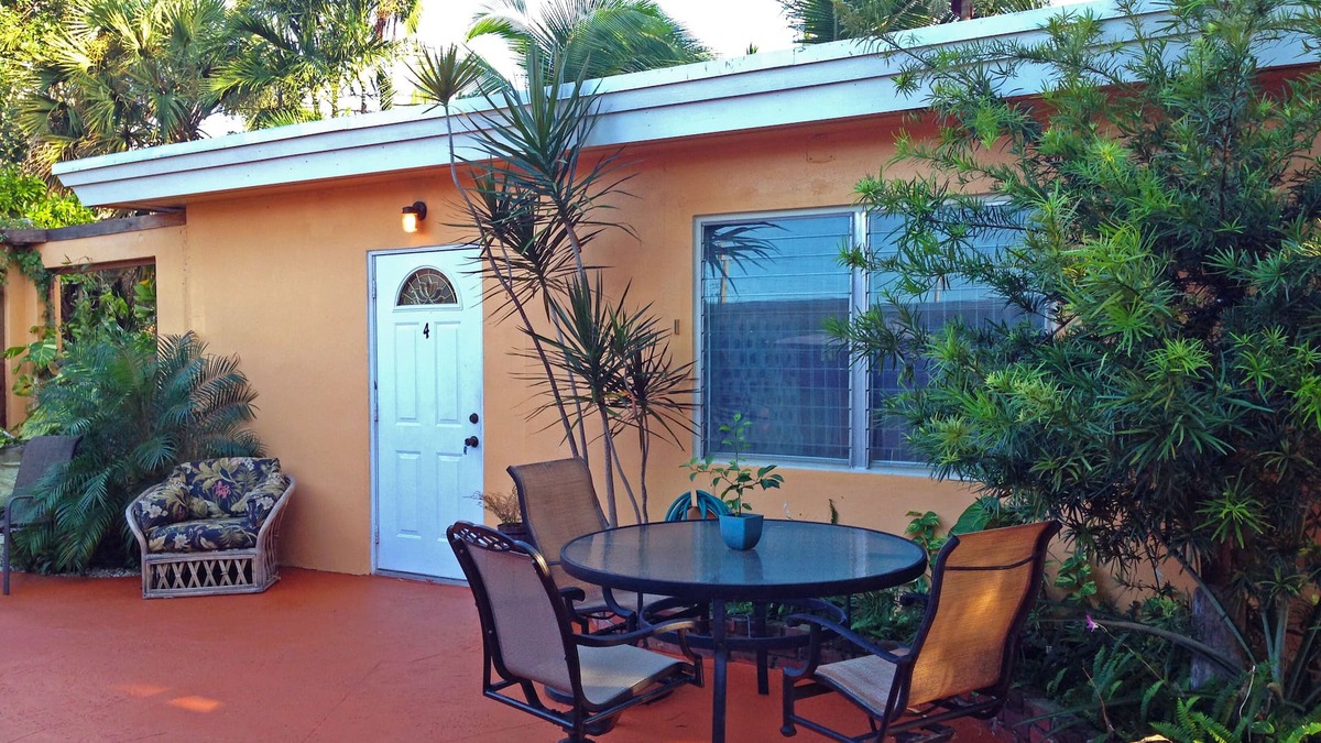North Central Hollywood Cottage | Cottage. Clean/Quiet. 750sf, 1BR, 1BA. 24h Checkin. Laundry. Breakfast. Pool.