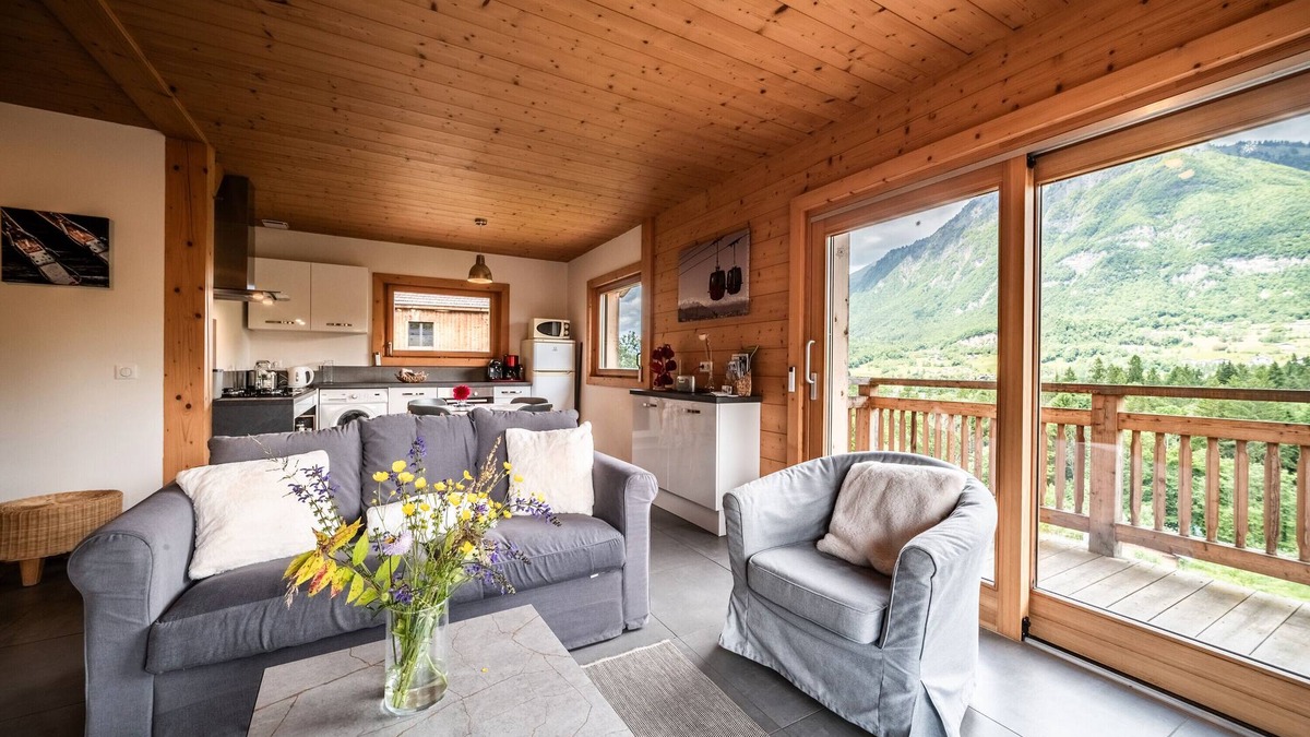 Chatillon-sur-Cluses Cottage | Cottage 'Côté Giffre' with Lake View, Private Terrace and Wi-Fi