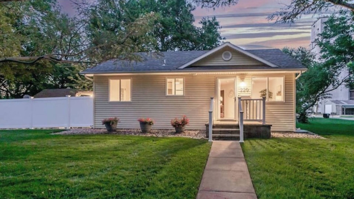 Halstead House | Cottage Corner - Experience small-town hospitality at its best!