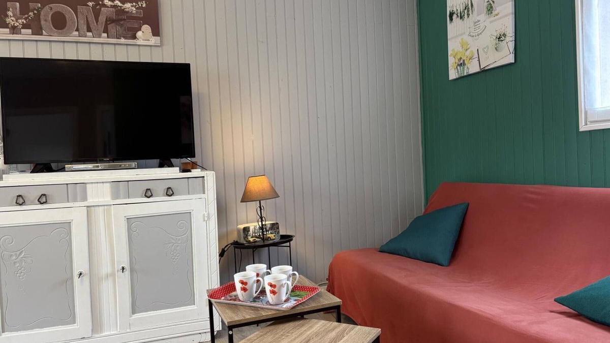 Le Theil Cottage | Cottage De Fontariol with Covered Pool in Auvergne