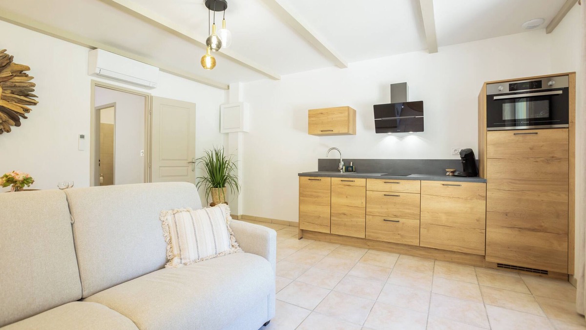 Eyguieres Apartment | Cottage 'Domaine De Meyrol - Gite 1' with Mountain View, Wi-Fi and Air Conditioning