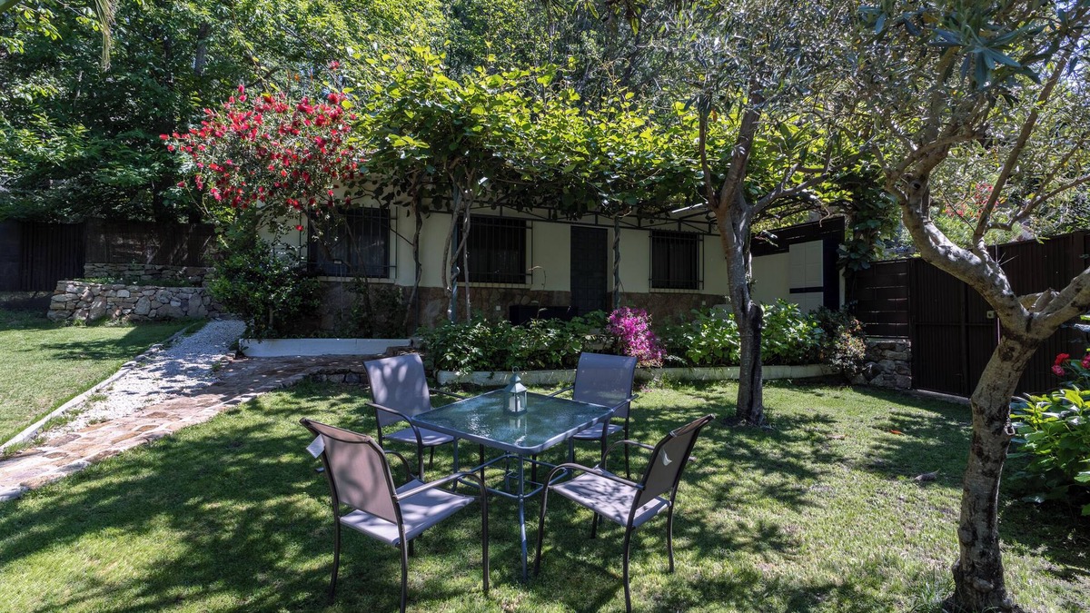 Arenas de San Pedro Cottage | Cottage 'El Castañar De Ceubia' with Mountain View, Private Terrace and Private Garden