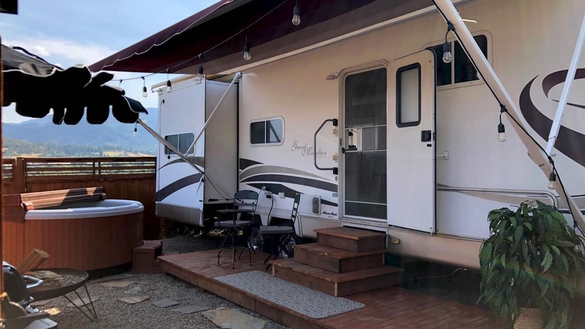 Talent House | Cottage features a queen-sized bed, dining area, and full kitchen.