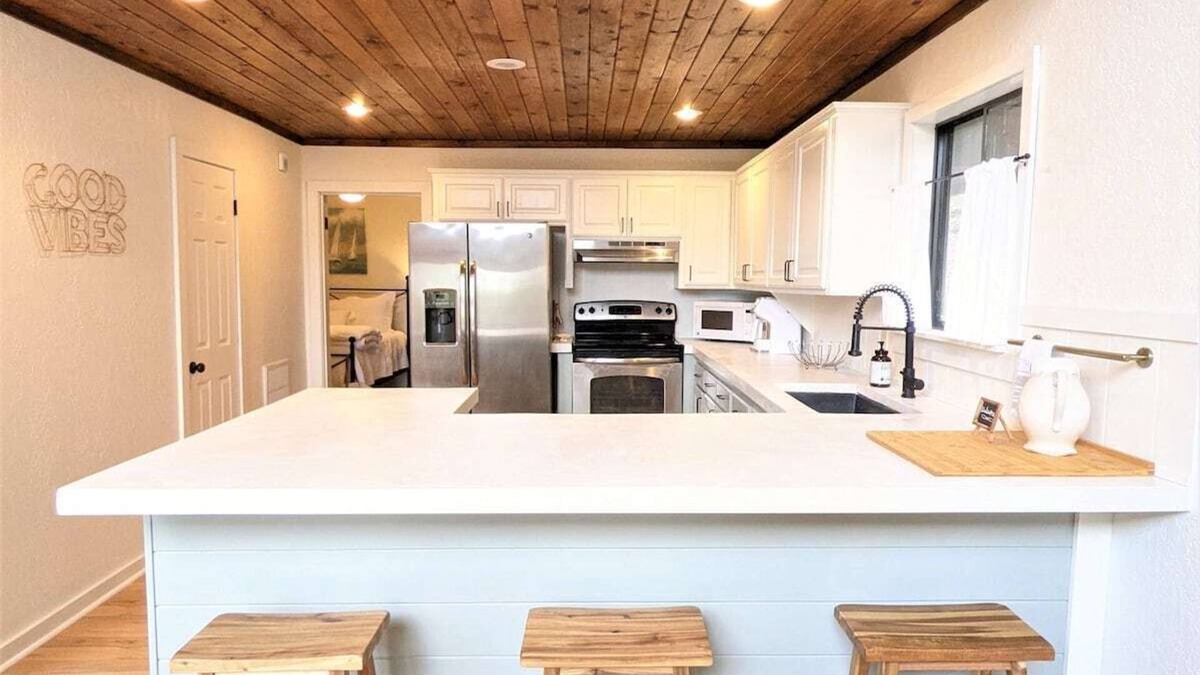 Paradise Hill Cabin | Cottage-feel Cabin w/Lake View