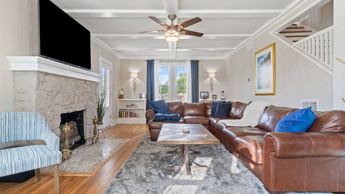 New Warrington House | Cottage for 10! Large yard + Firepit. Pets OK. 15 min. to Beach. New Interior!