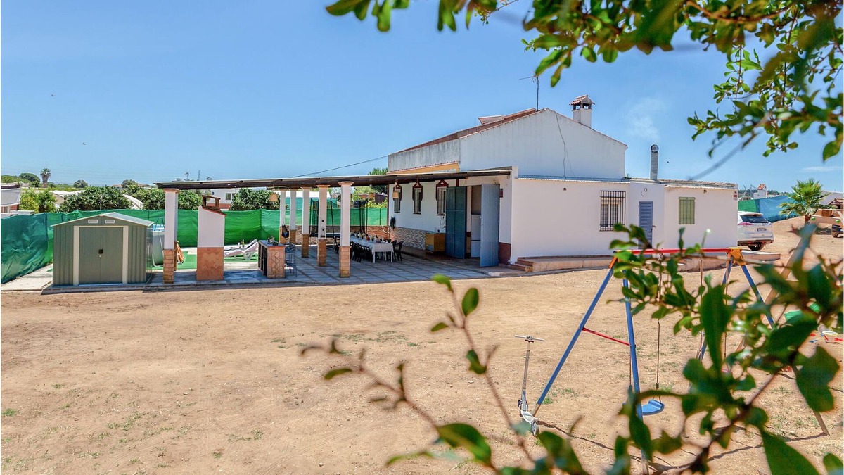 Lepe House | Cottage for large groups of people.