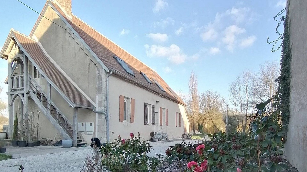 Saint-Firmin-sur-Loire Cottage | Cottage in forest with garden, terrace and parking near Loire