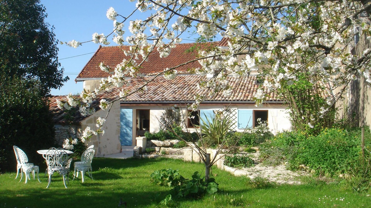 Saint-Fort-sur-Gironde Cottage | Cottage * 4 people with private garden in village Saintongeais estuary 5 km