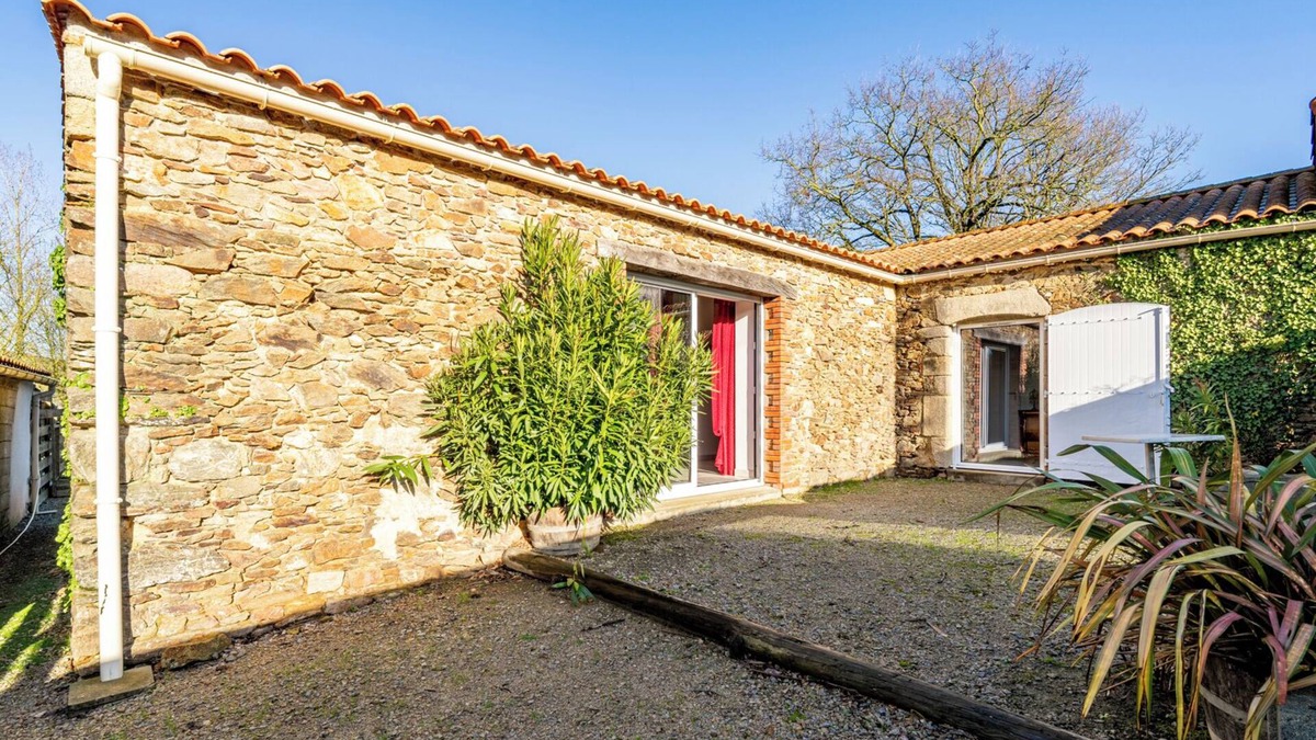 Saint-Julien-des-Landes House | Cottage 'La Clé Des Champs' with Private Terrace, Private Garden and Wi-Fi