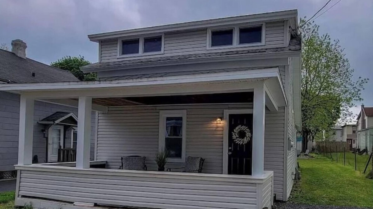 Auburn Cottage | Cottage getaway, pet friendly, fully fenced yard