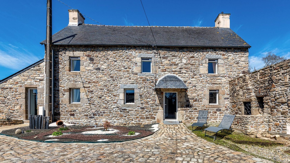 Guilers House | Cottage 'Gite 8 Pers Au Calme - 9kms Plages' with Shared Terrace, Private Garden and Wi-Fi