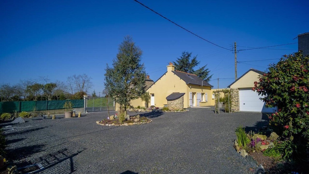 Bain-de-Bretagne House | Cottage 'Gîte Des Huttes' with Private Terrace, Private Garden and Wi-Fi