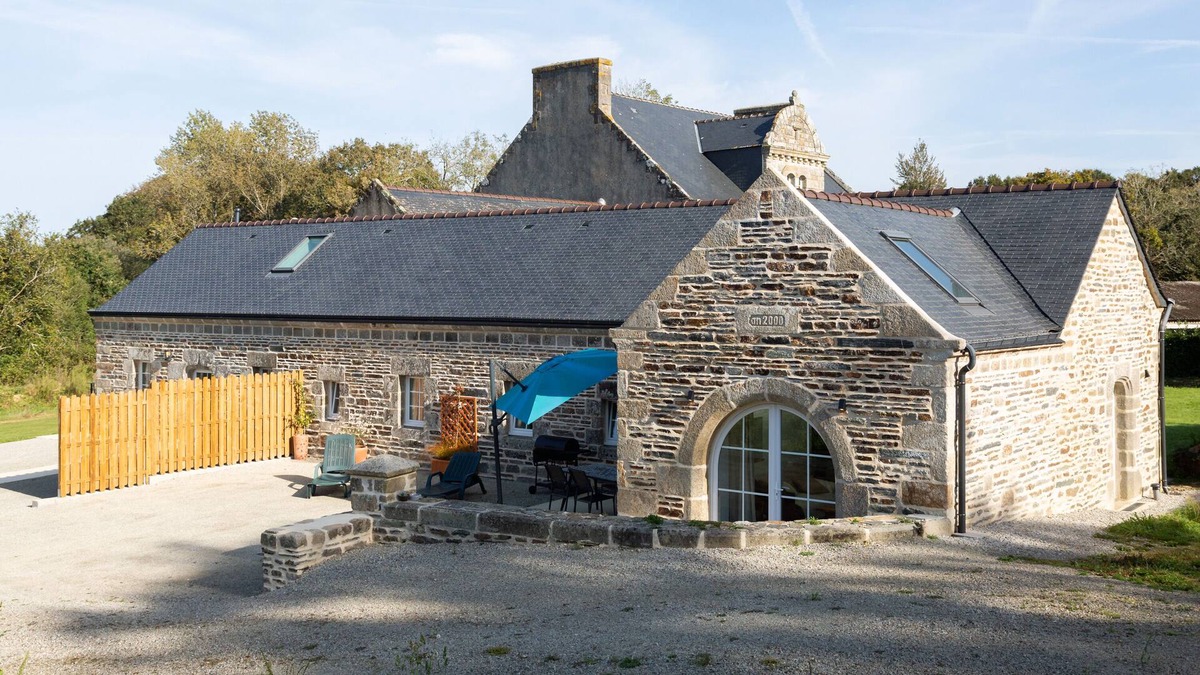 Landrevarzec House | Cottage 'Gite Plain-pied - 4 Personnes' with Private Terrace, Shared Garden and Wi-Fi