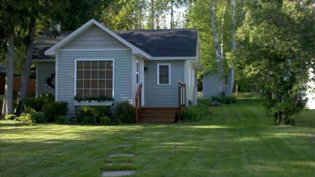 Oden Cottage | Cottage Home Crooked Lake Alanson by Petoskey Harbor Springs Mackinac WIFI Cable