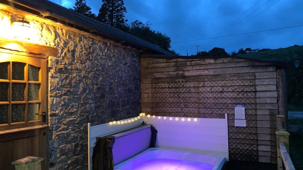 Llancarfan Cottage | Cottage + Hot Tub/gym outskirts Cardiff/Cowbridge, stunning rural location