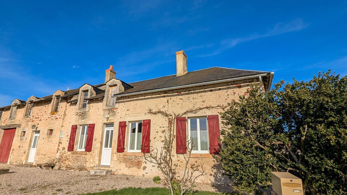 Migne Cottage | Cottage in Brenne with Terrace and Private Garage