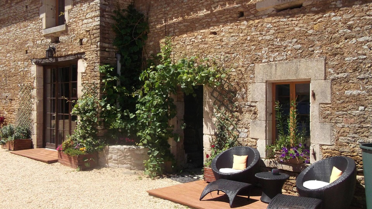 Bazoges-en-Pareds Cottage | Cottage In Delightful Vendee Medieval Village with heated swimming pool