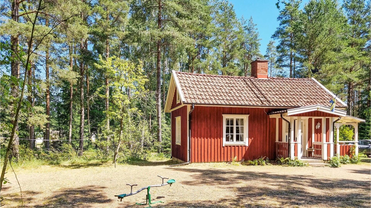 Tidaholm House | Cottage in fairy tale surroundings