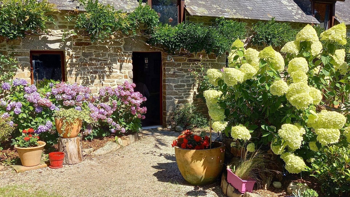 Baye House | Cottage in local stone/between land and sea