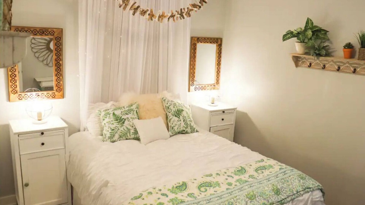 Cardston Cottage | Cottage in the Country-Only 30 min. from Waterton! Sleeps 6 -Hot Tub!
