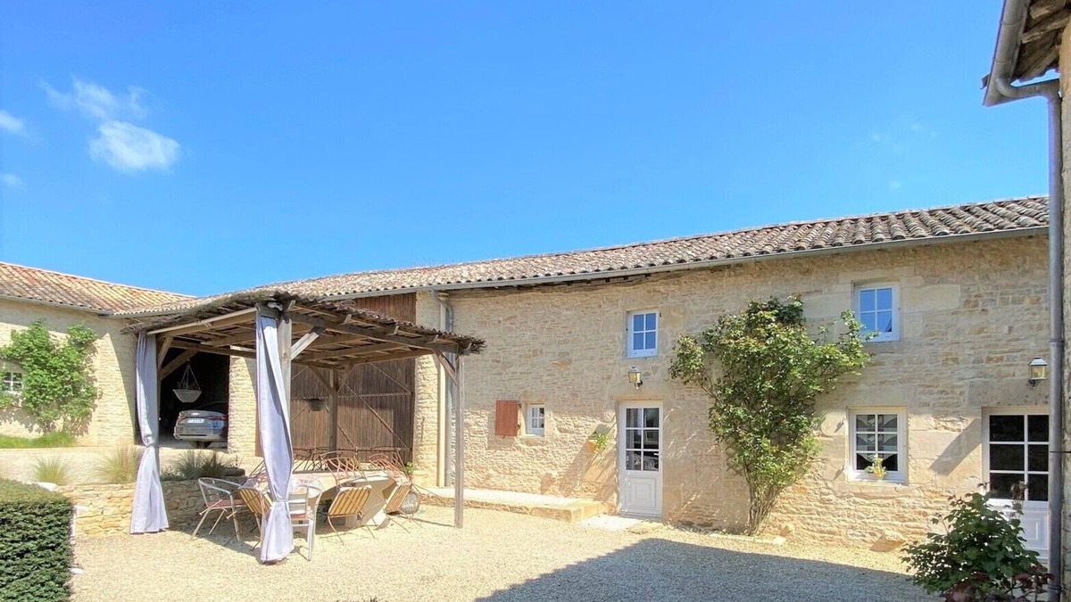 Xaintray Cottage | Cottage in the countryside with pool near the Marais Poitevin