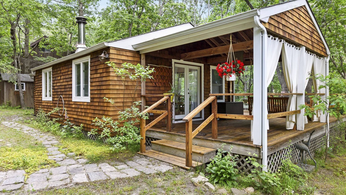 Hampton Bays Cottage | Cottage in the woods, steps from bay