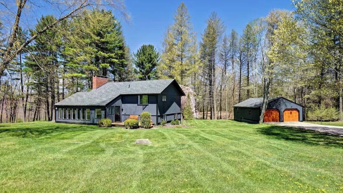 Lakeville House | Cottage in the woods