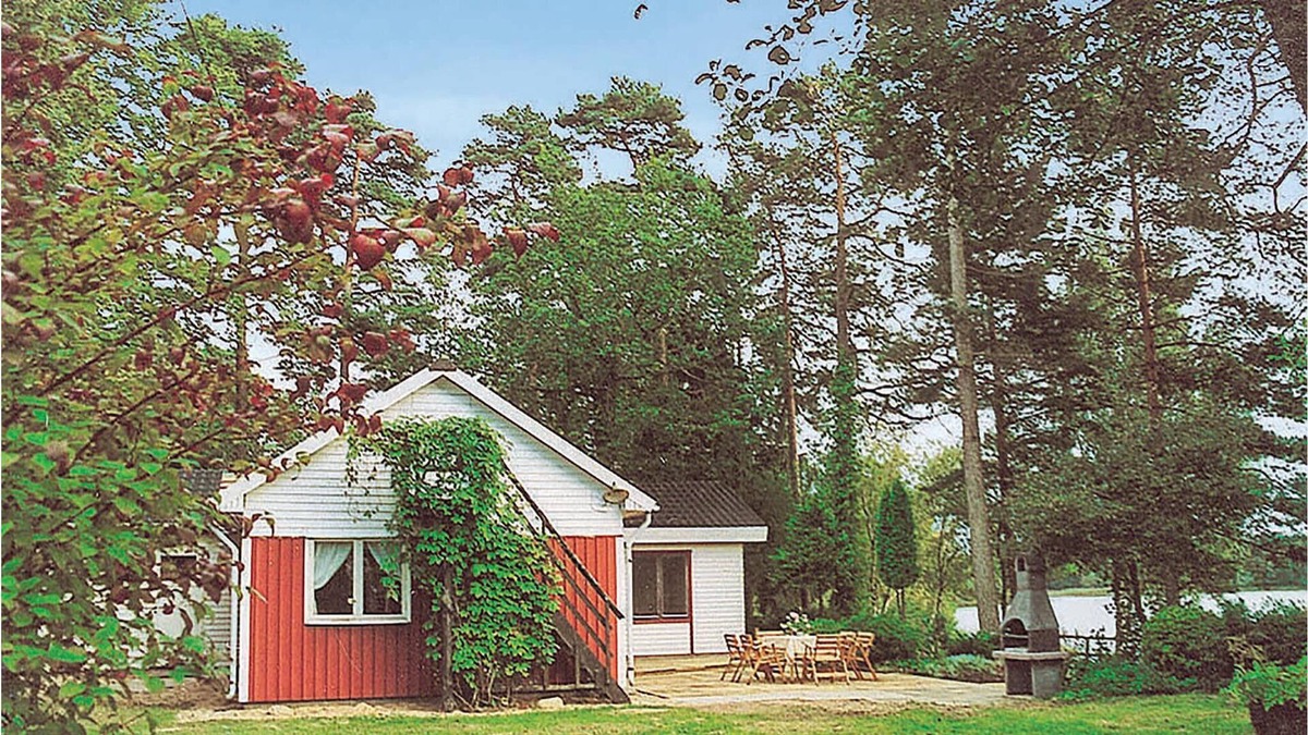 Vastra Torup House | Cottage in undisturbed location only 10 m from the lake Svenstorpssjön.