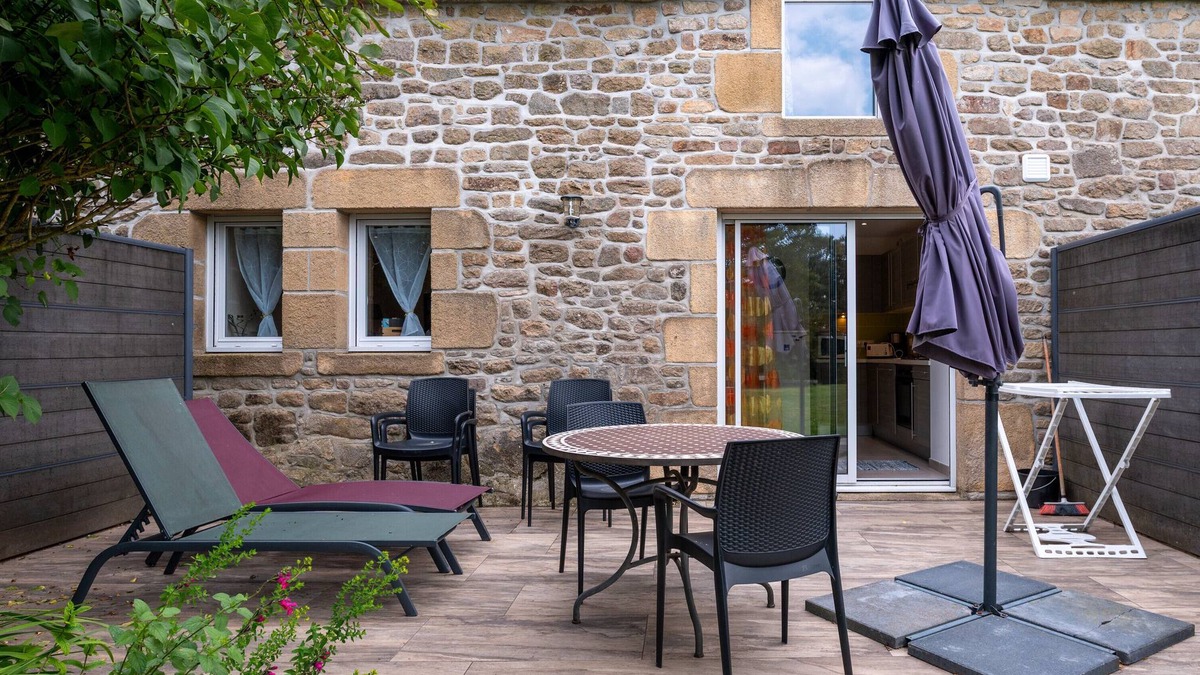 Crach Cottage | Cottage 'Le Cocon' with Private Terrace, Shared Garden and Wi-Fi