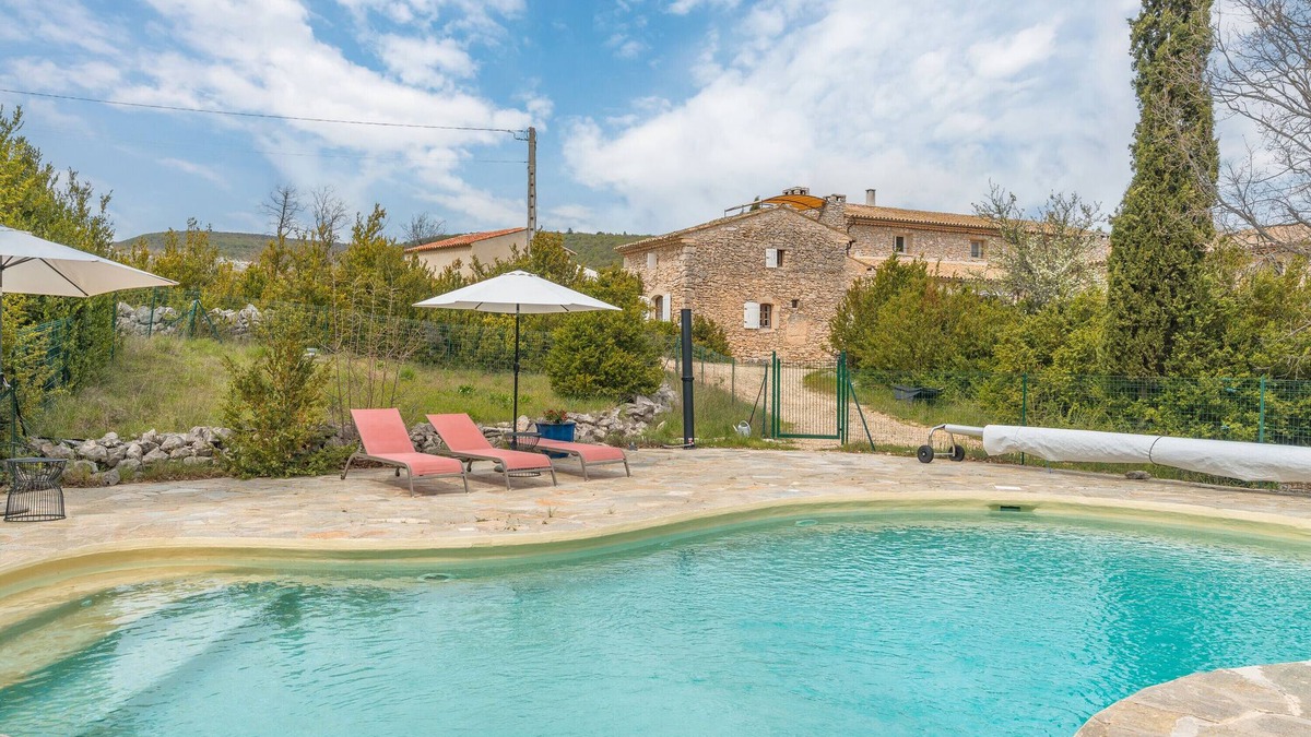 Simiane-la-Rotonde House | Cottage 'Les Buisses - Petit Gite' with Private Terrace, Shared Garden and Wi-Fi