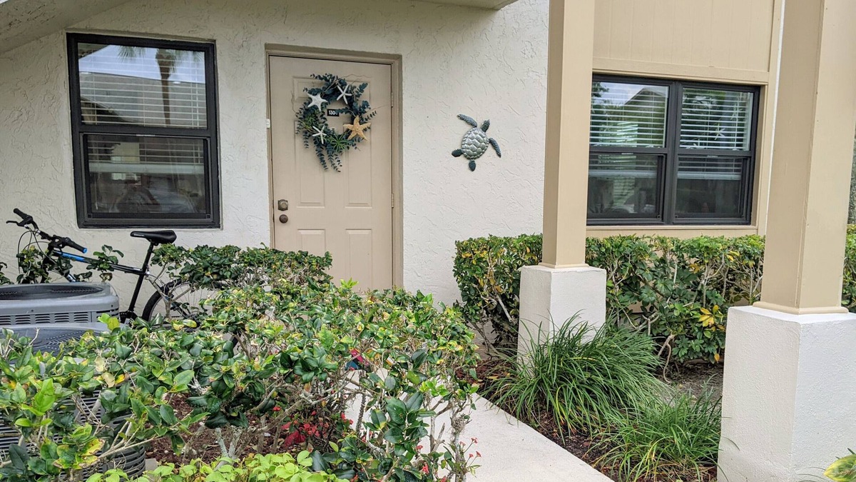 Stuart Condo | “Cottage-Like” 2 Beds/2 Bath Condo Close To Beaches & The Heart Of ‘Old Stuart'