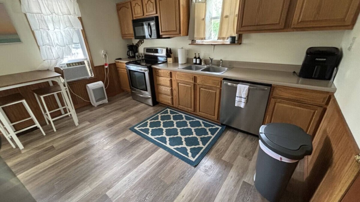 Cuyahoga Falls House | Cottage Living in Cuyahoga Falls: 3 bed, 2 bath w 2 porches, Smart TVs
