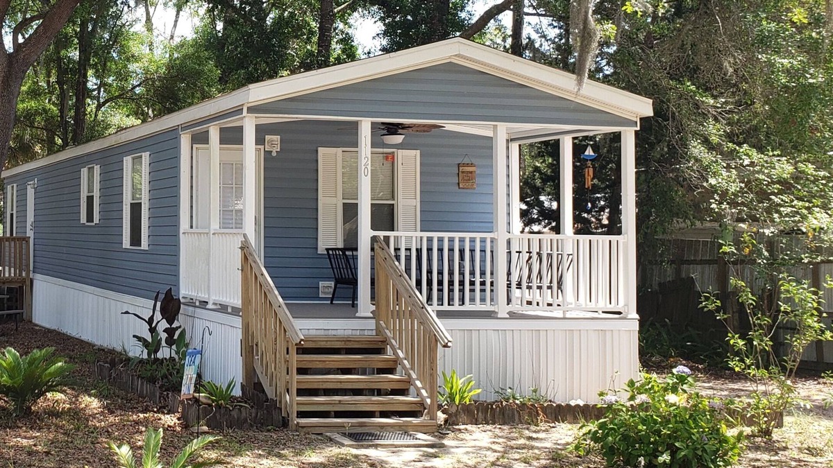 Steinhatchee Cottage | Cottage located in a local fish camp with boat parking.