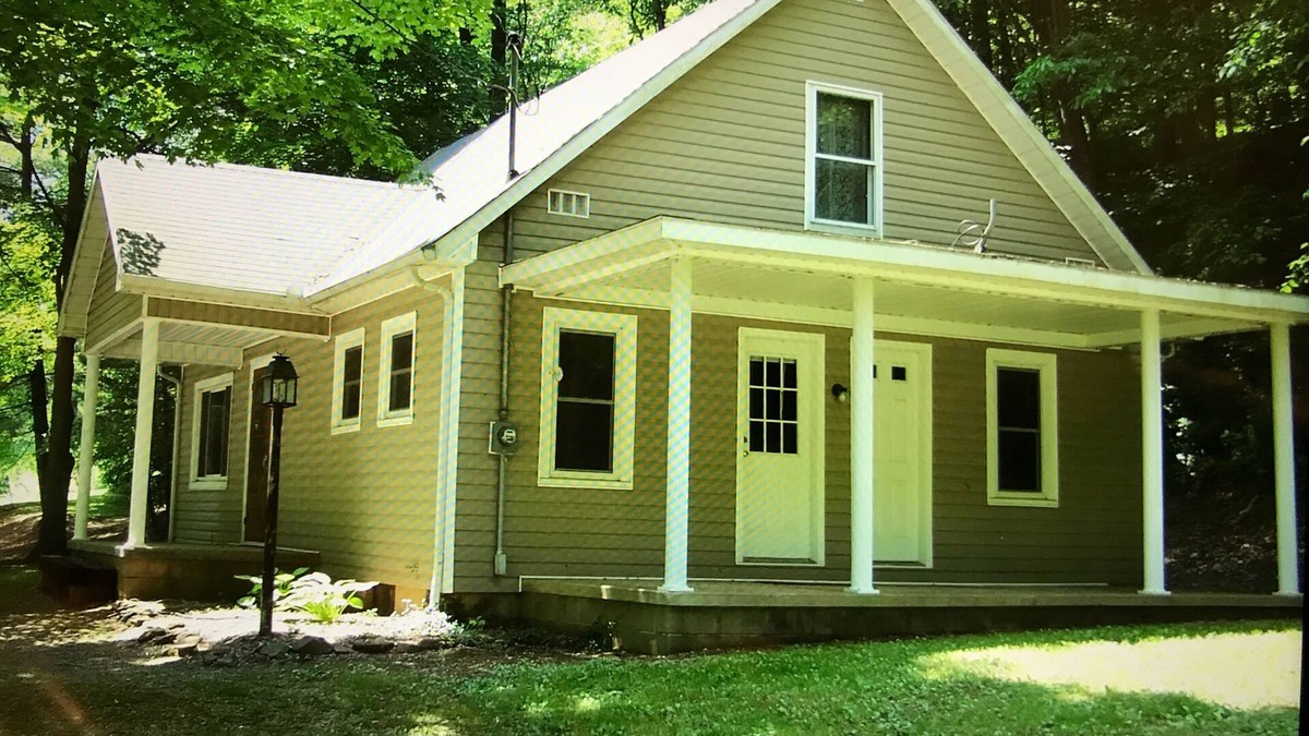 South Bloomingville Cottage | Cottage Near Caves, WiFi, Pool Table, Hot Tub, Grill, Fire Pit, Pet Friendly, TV