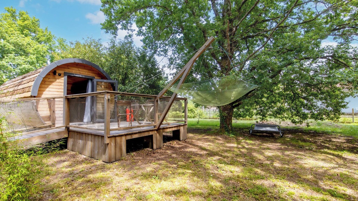 Saint-Vivien-de-Medoc House | Cottage 'Ôtonneauxstress - Le Pêcheur' with Private Terrace, Shared Garden and Wi-Fi