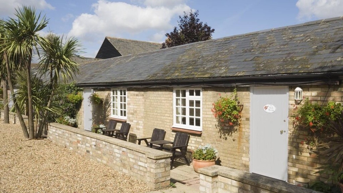 Cambridge Cottage | Cottage Old Barn Room at Wallis Farm House