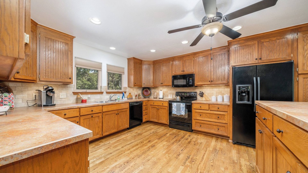 Bixby Cottage | Cottage on 160 Acres | Stocked Lakes | Firepit | 30 Minutes to Tulsa