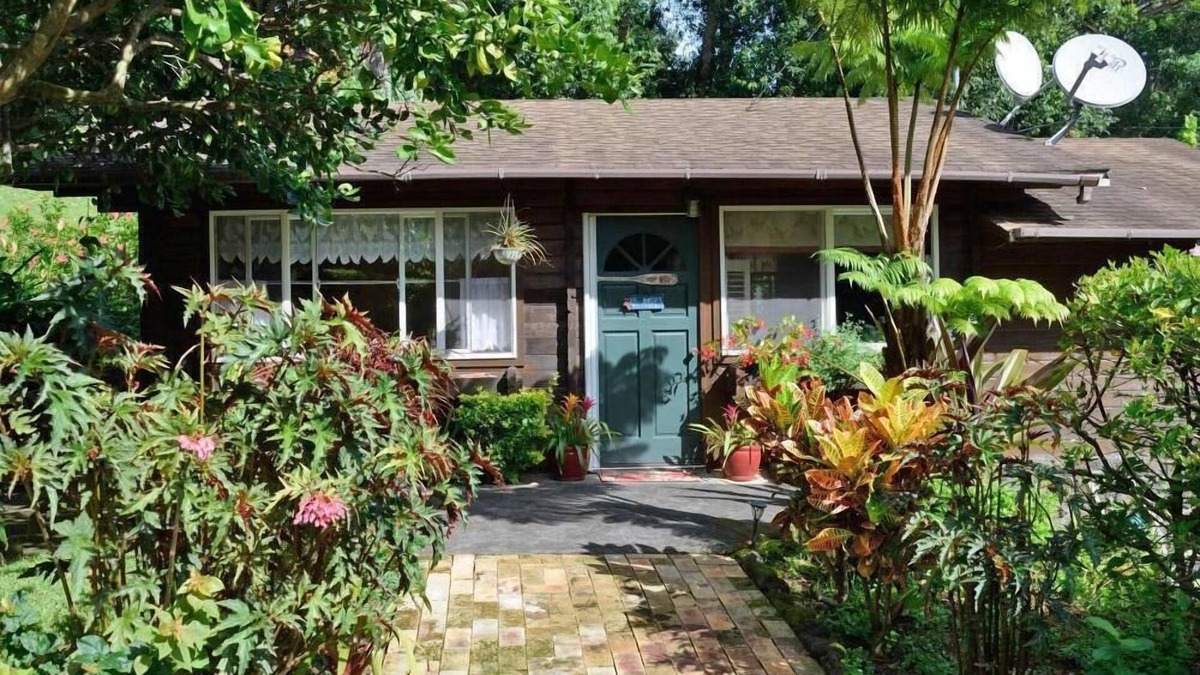 Honokaa Cottage | Cottage on a 3 acre estate, spa, fireplace, cozy, park like setting, fruit trees