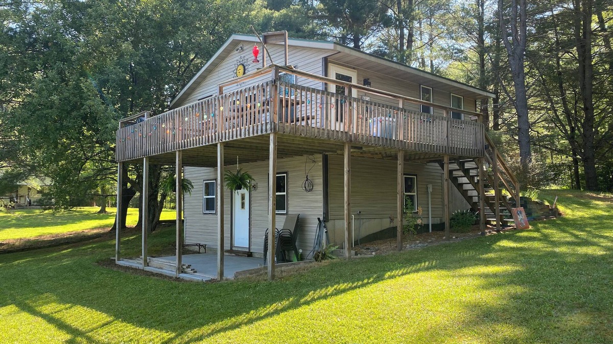 Evart Cottage | cottage on a lake (3 bedrooms and 2 bathrooms)